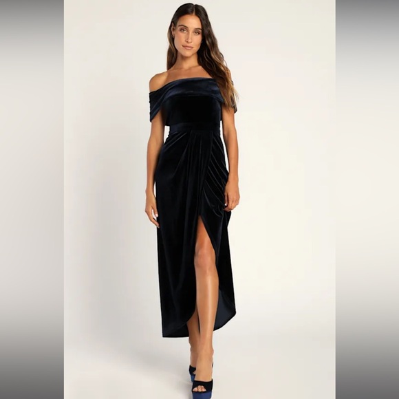 Elegant Off-Shoulder Navy Velvet Dress - Picture 1 of 3